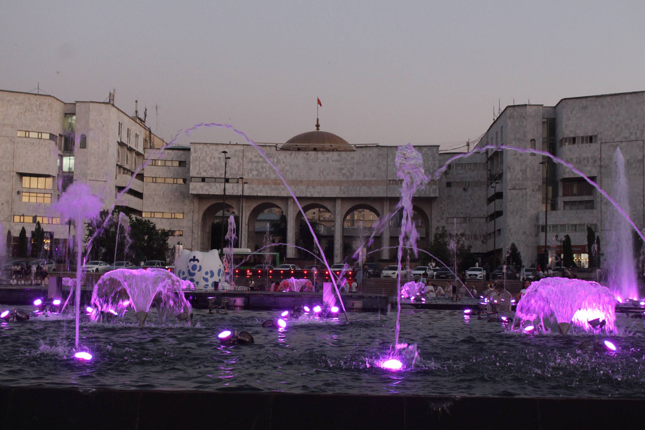 Bichkek, place Ala-Too, nuit