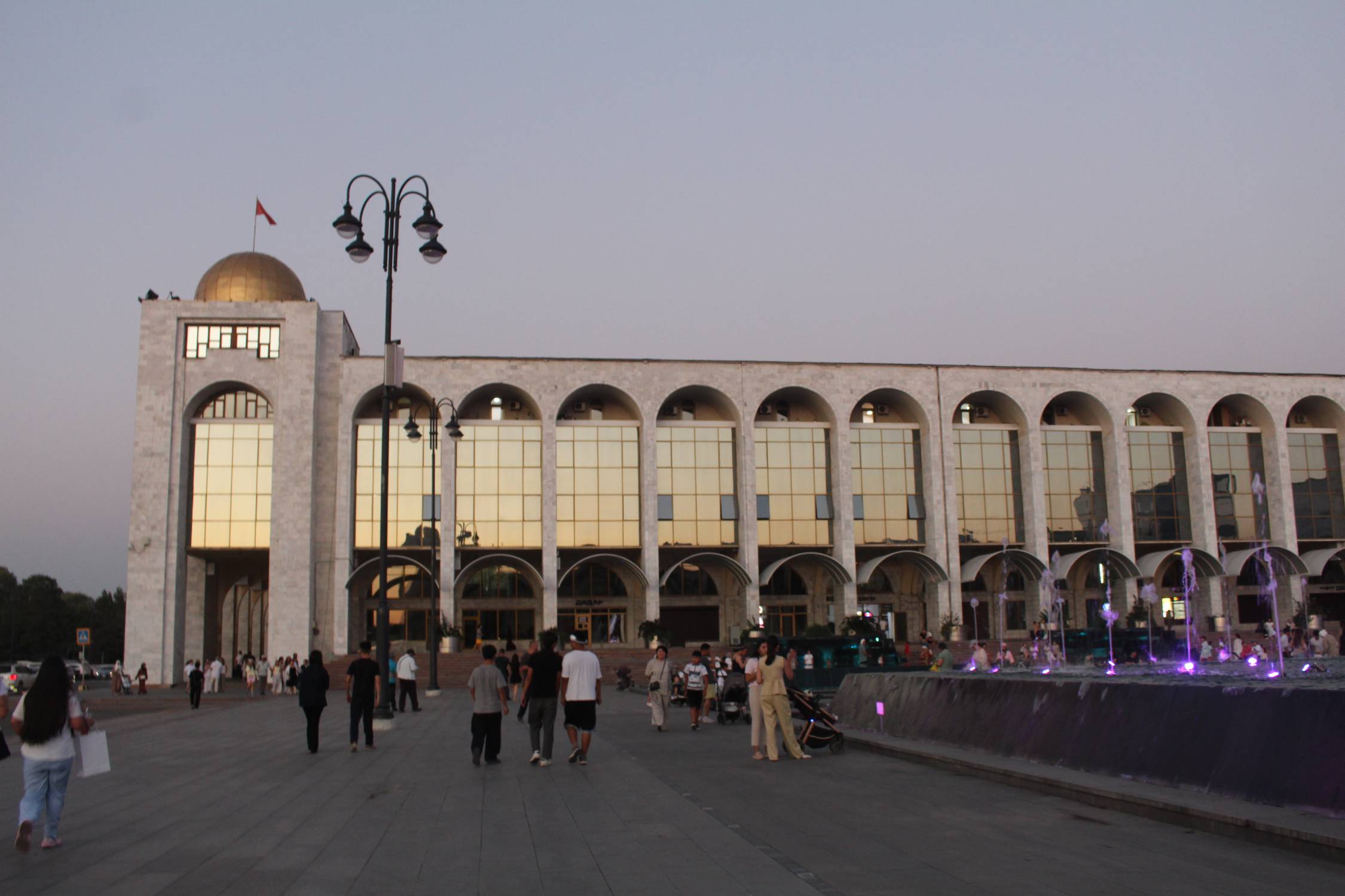 Bichkek, place Ala-Too, soir