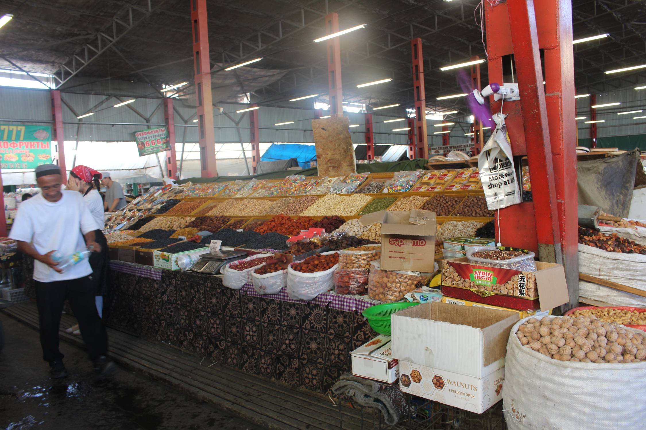 Bichkek, bazar Och, fruits secs