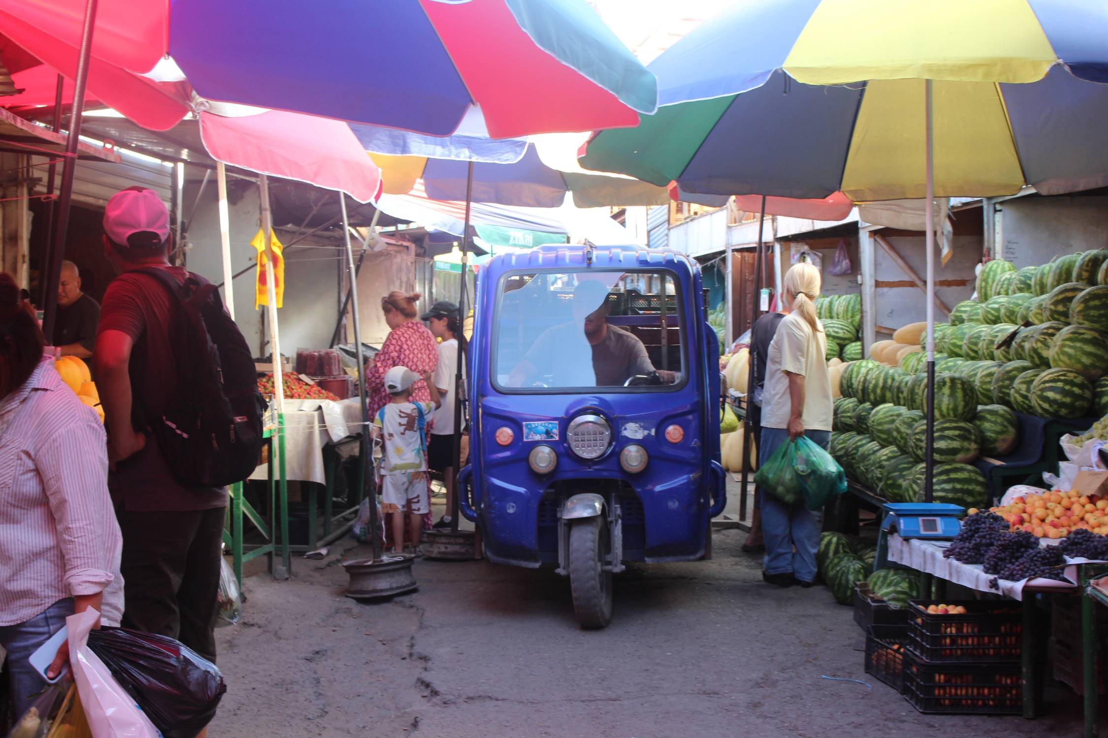 Bichkek, bazar Och, triporteur