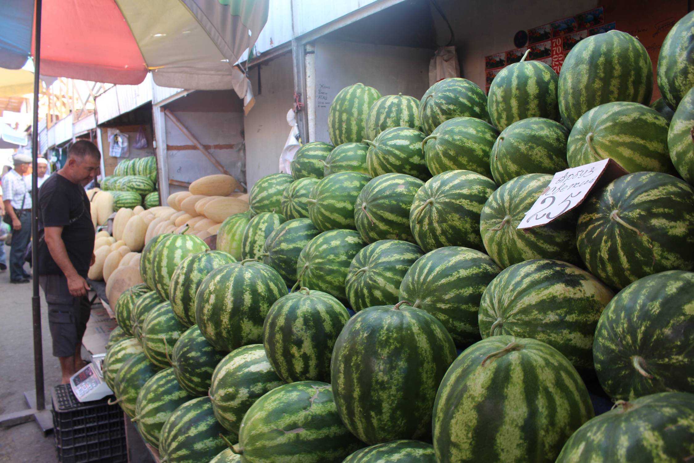 Bichkek, bazar Och, past&egrave;ques