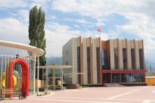 Naryn, b&acirc;timent