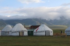 Camp de yourtes, lac Son-Koul
