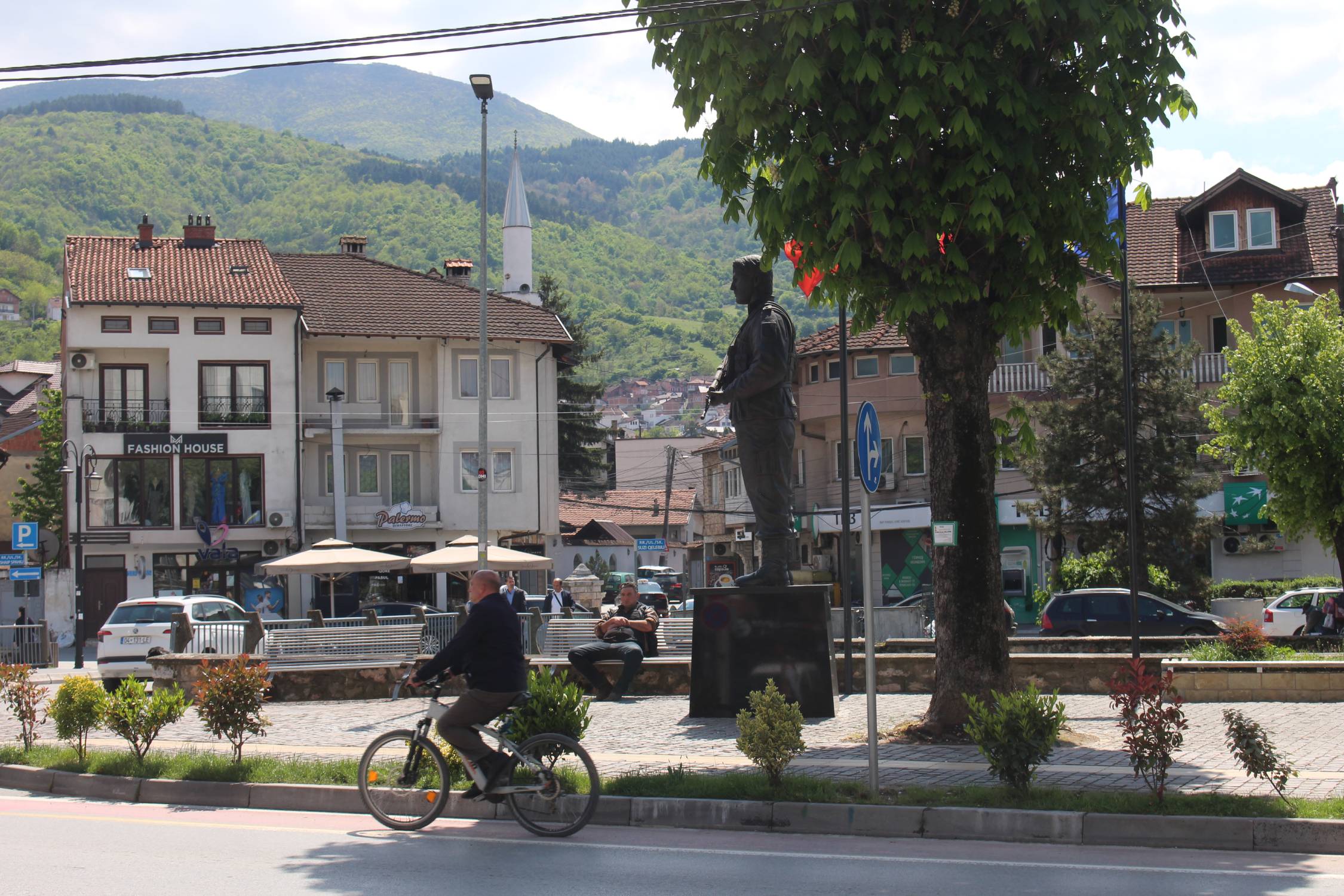Prizren, statue Agim Shala