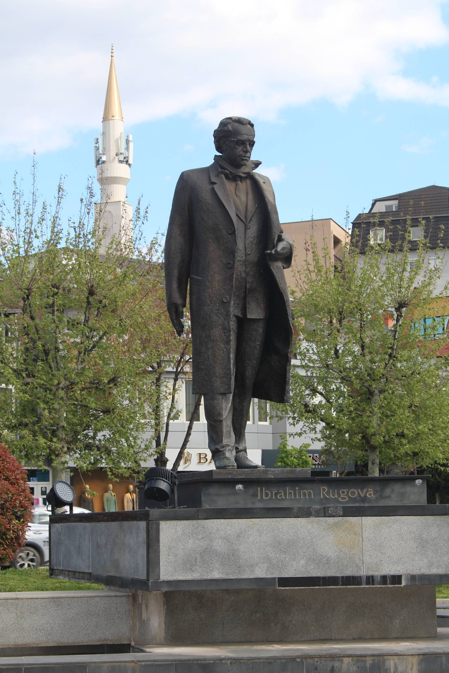 Pristina, statue Ibrahim Rugova