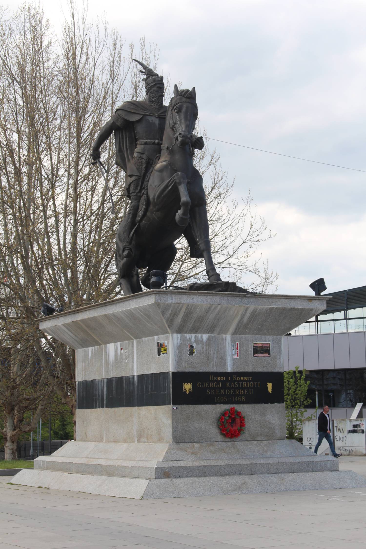 Pristina, statue Skanderbeg