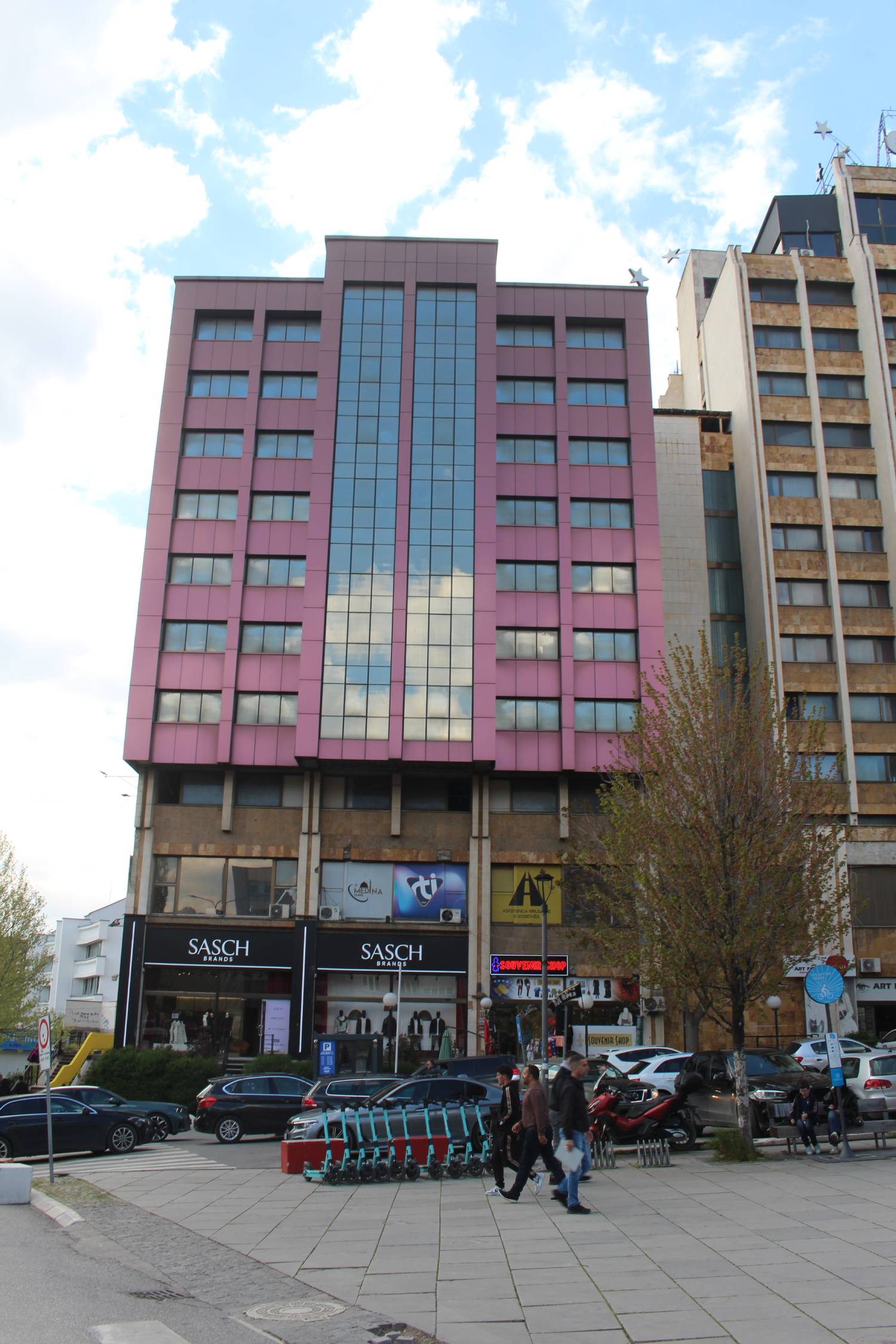 Pristina, b&acirc;timent rose
