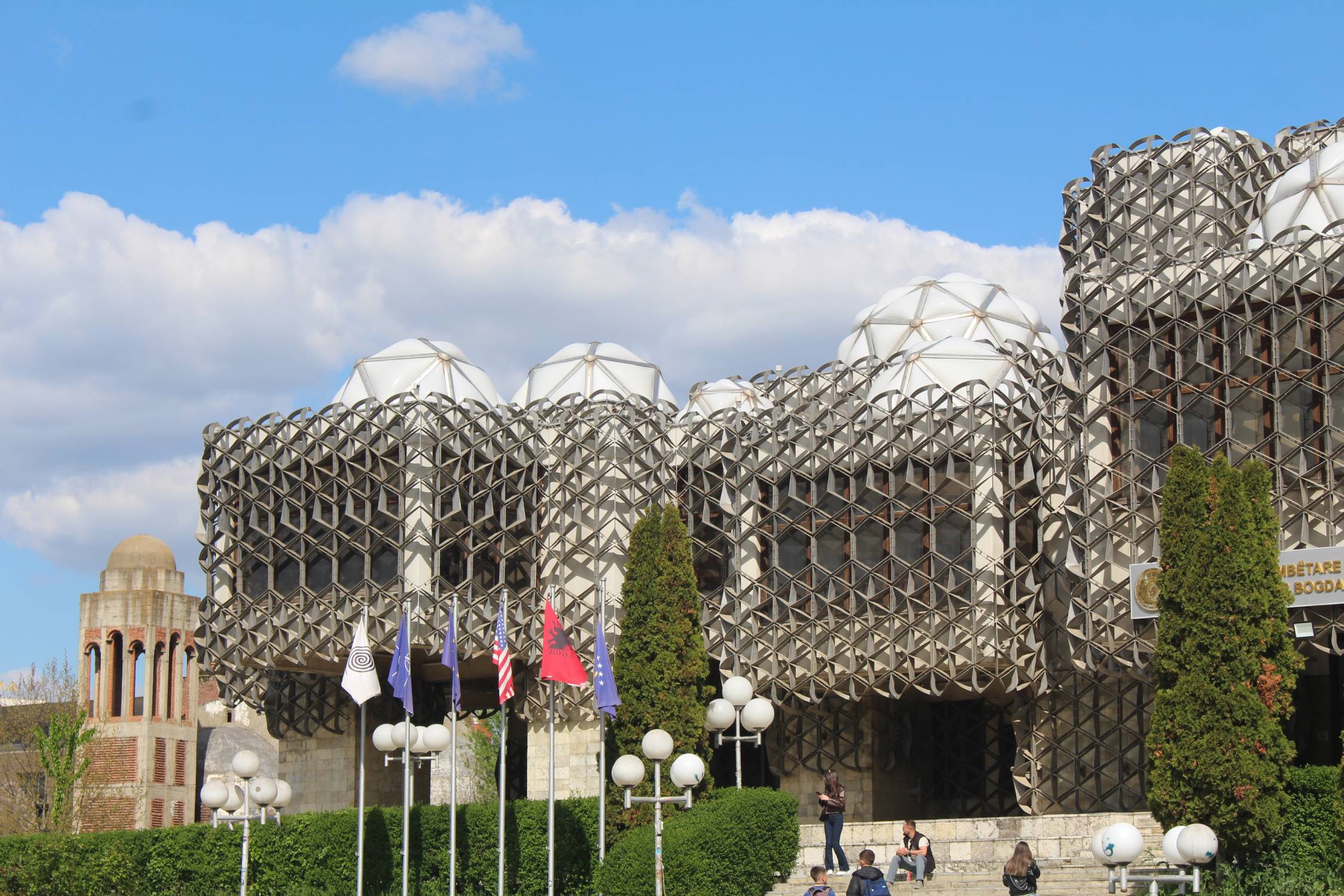 Pristina, biblioth&egrave;que nationale, entr&eacute;e