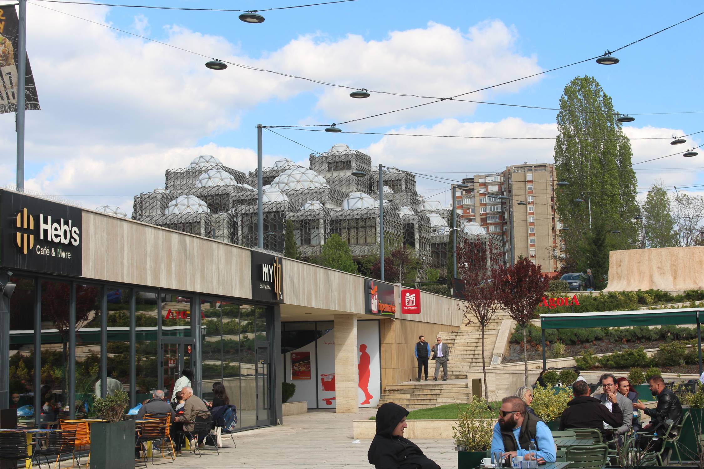 Pristina, biblioth&egrave;que nationale, caf&eacute;