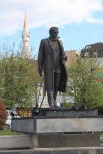 Pristina, statue Ibrahim Rugova