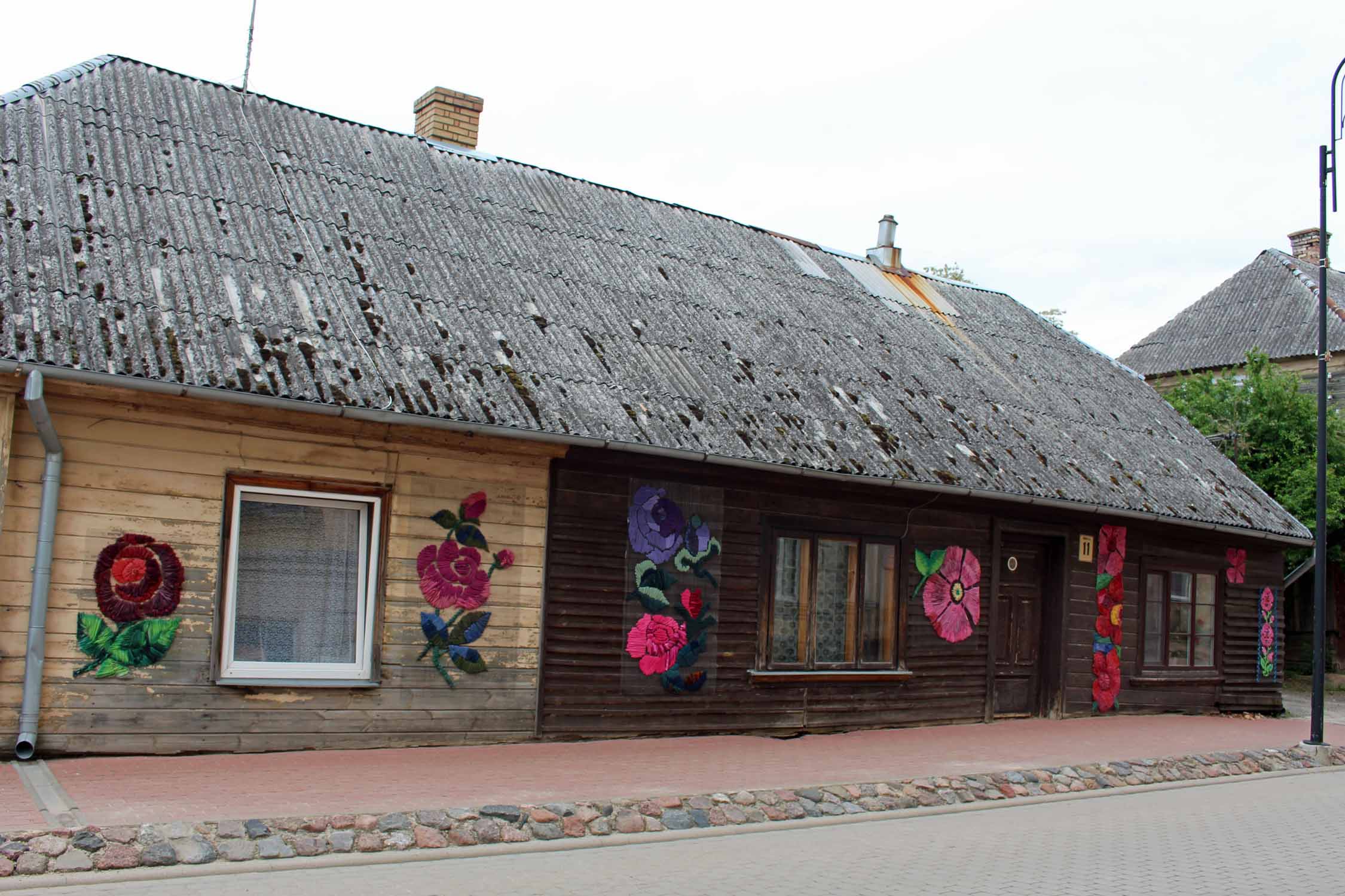 Bauska, maison typique fleurie