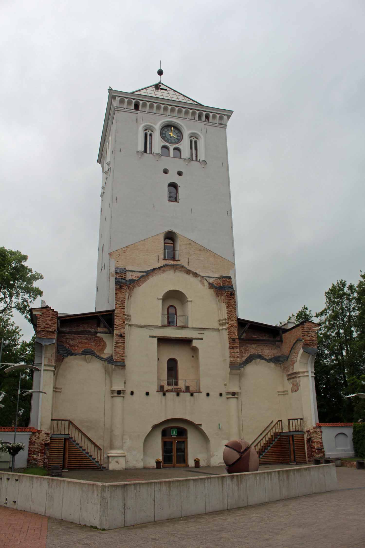 Jelgava, tour, église Sainte-Trinité