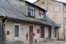 Bauska, maison color&eacute;e, fleurs