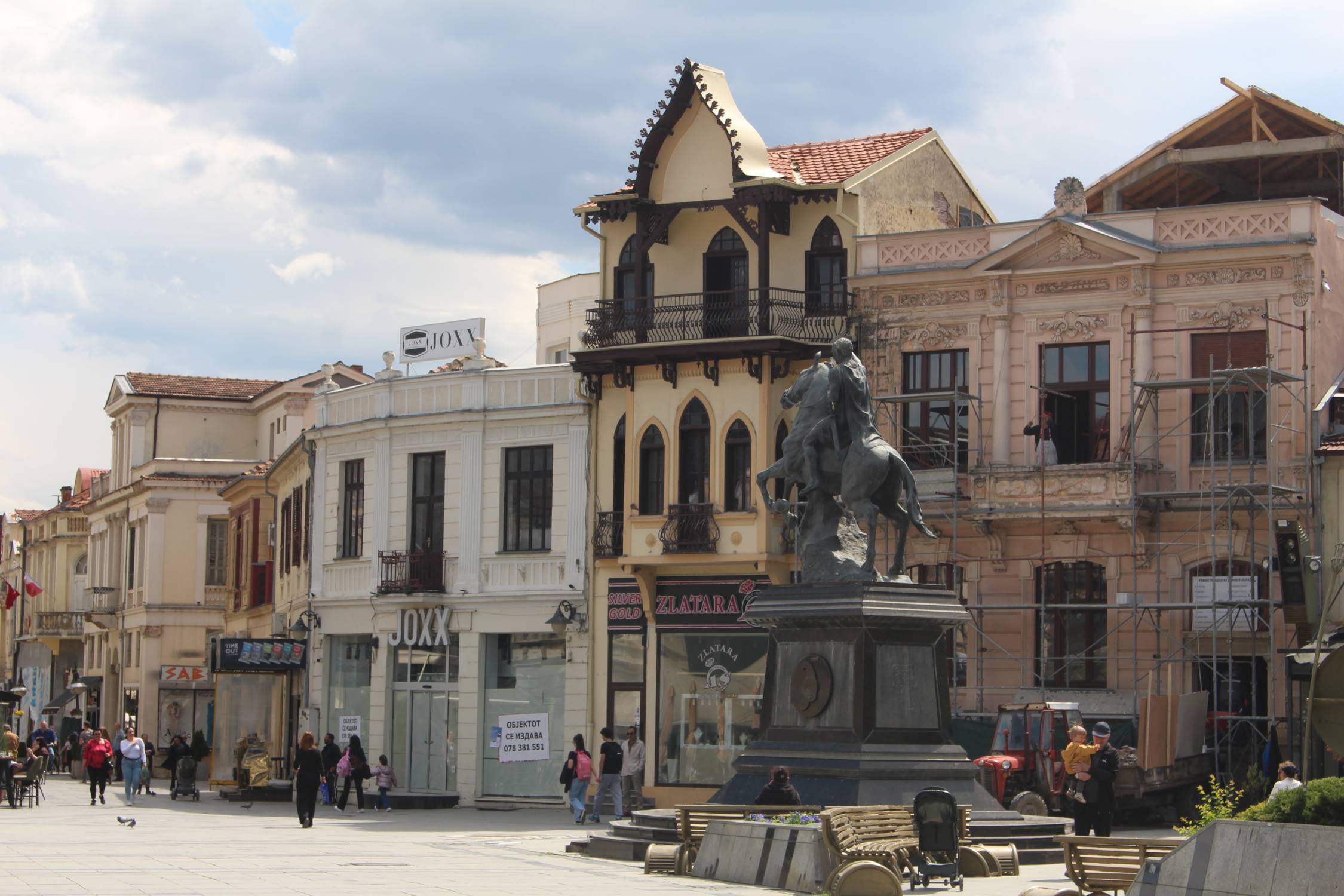 Bitola, place Magnolia, fa&ccedil;ades