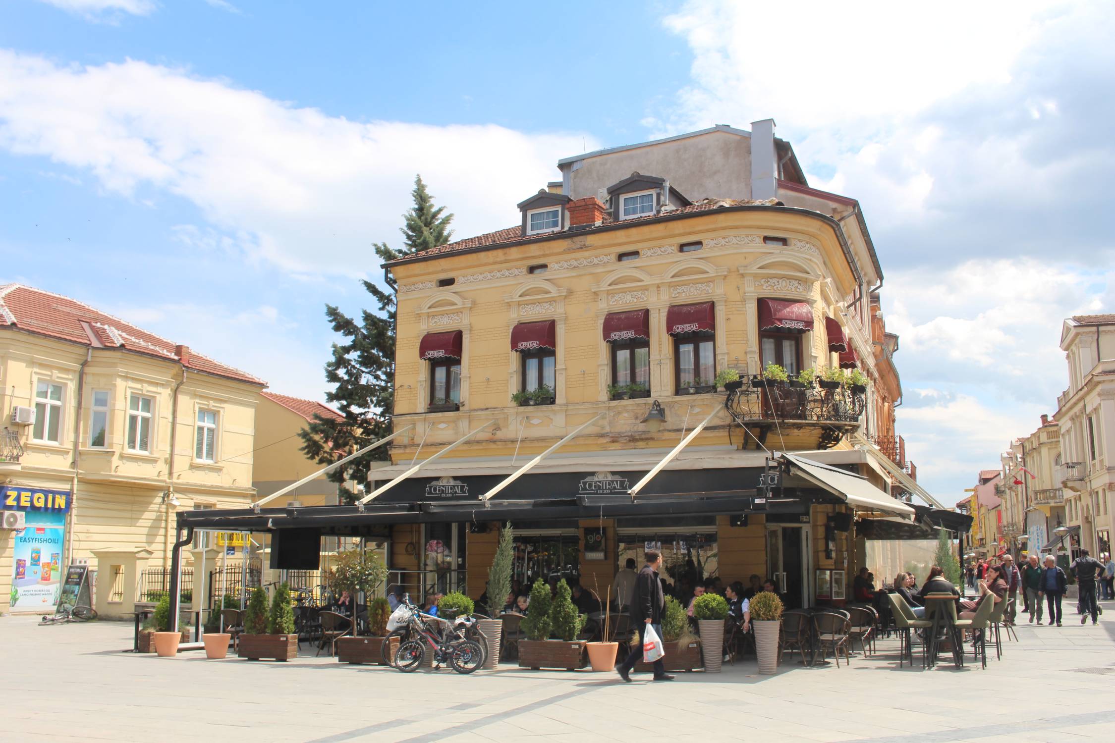 Bitola, caf&eacute; central