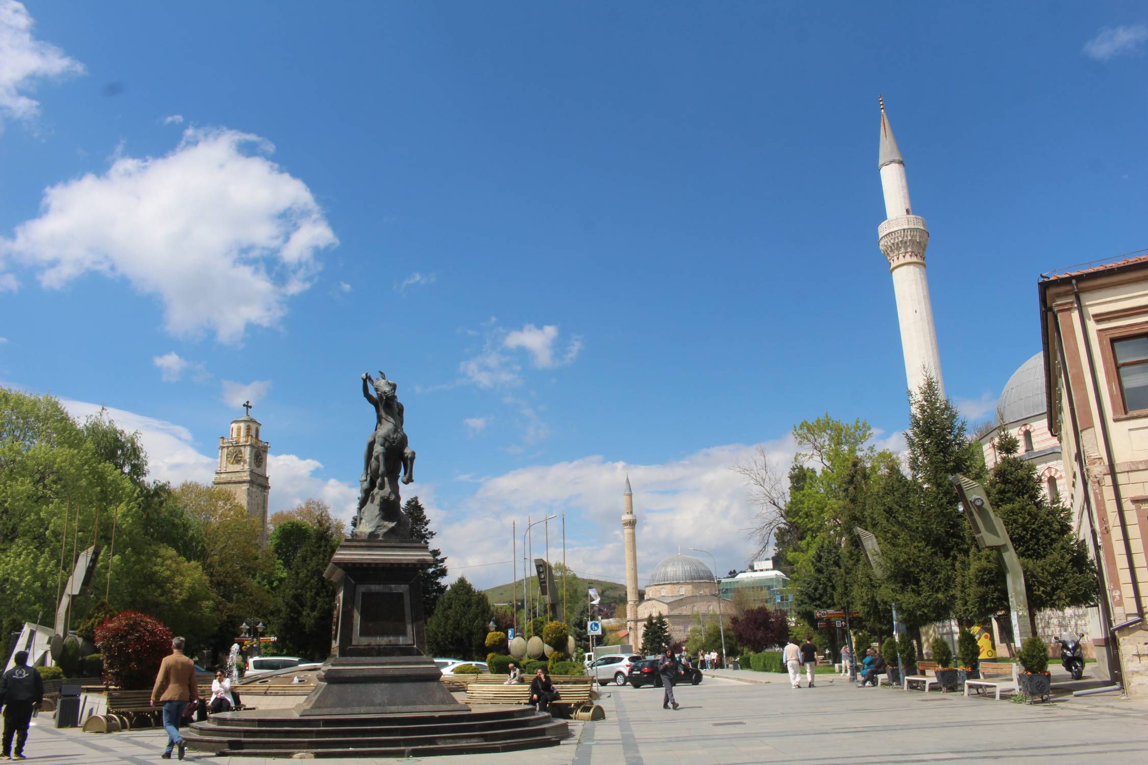 Bitola, place Magnolia, minarets