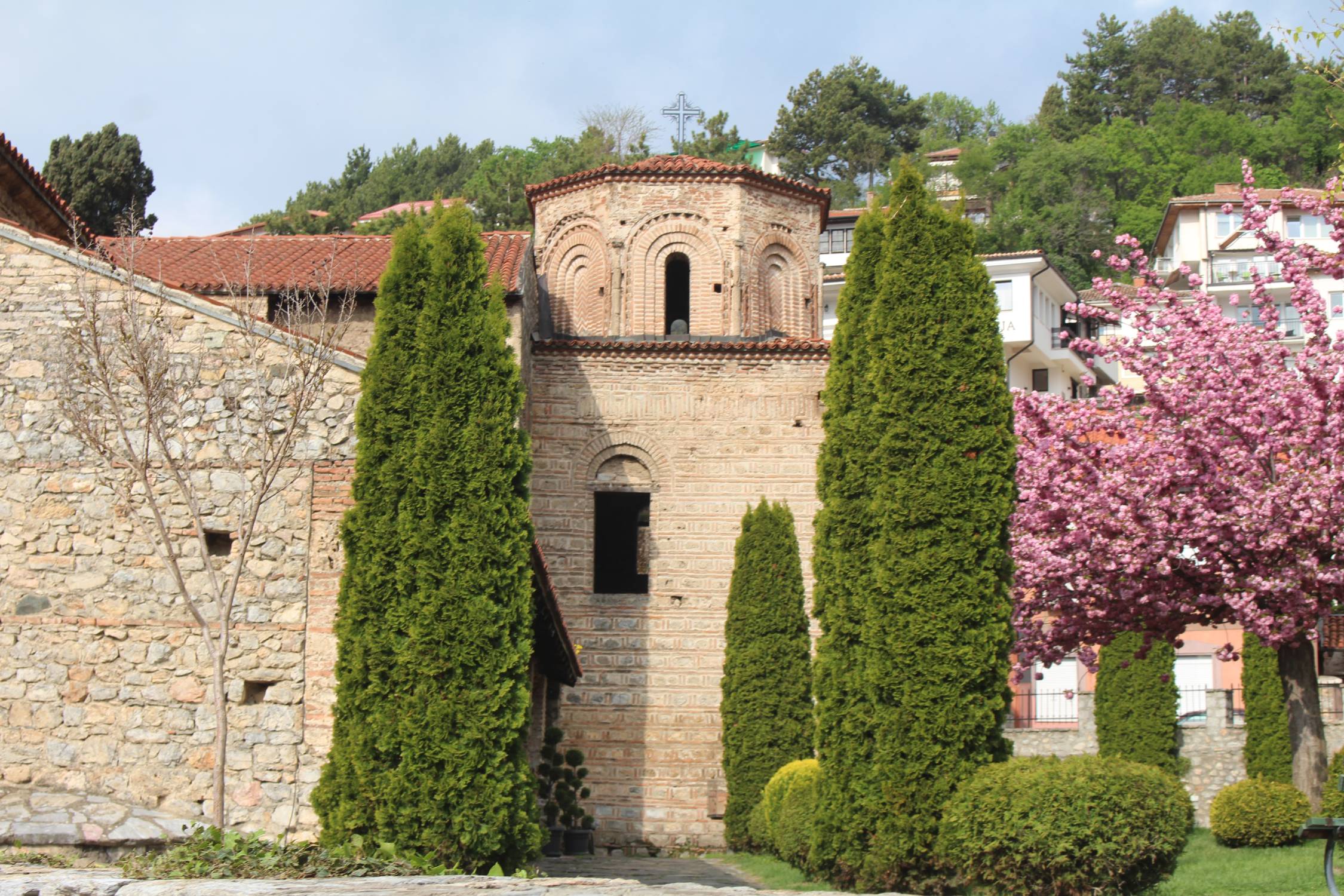 Ohrid, cath&eacute;drale, cerisiers