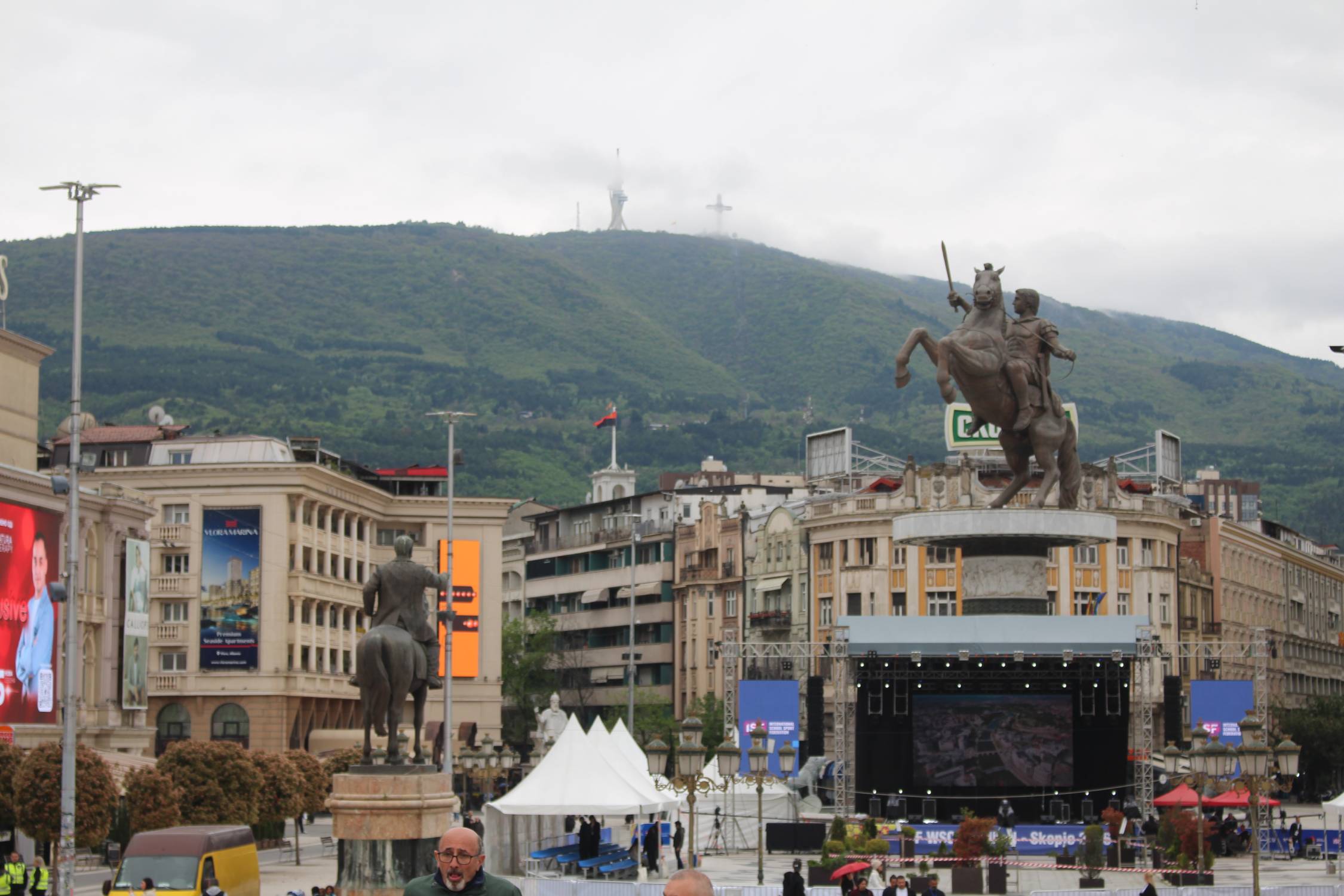 Skopje, place de Mac&eacute;doine, soir
