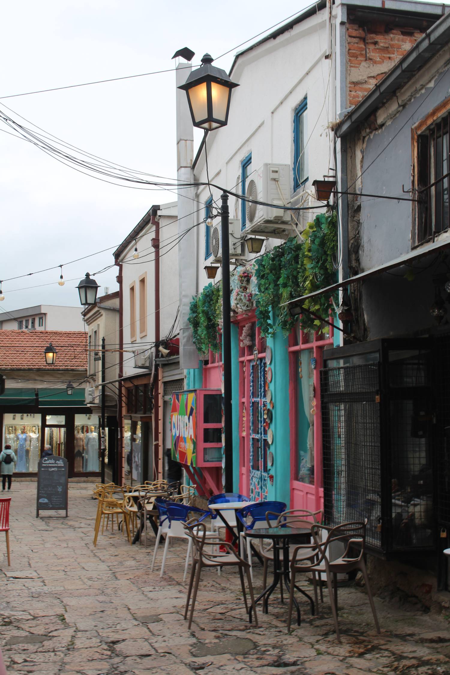Skopje, vieux bazar, ruelle color&eacute;e