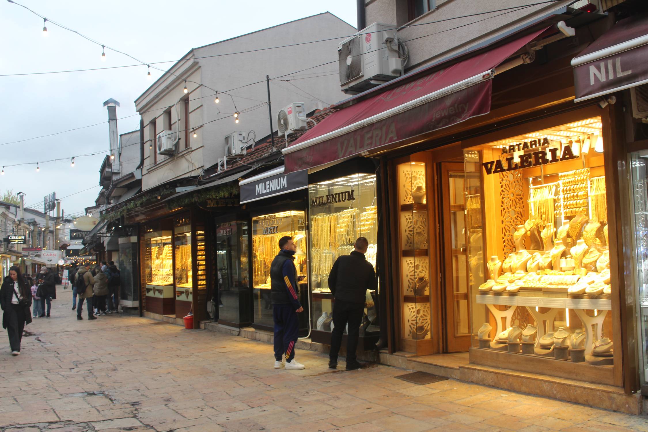 Skopje, vieux bazar, boutiques, or