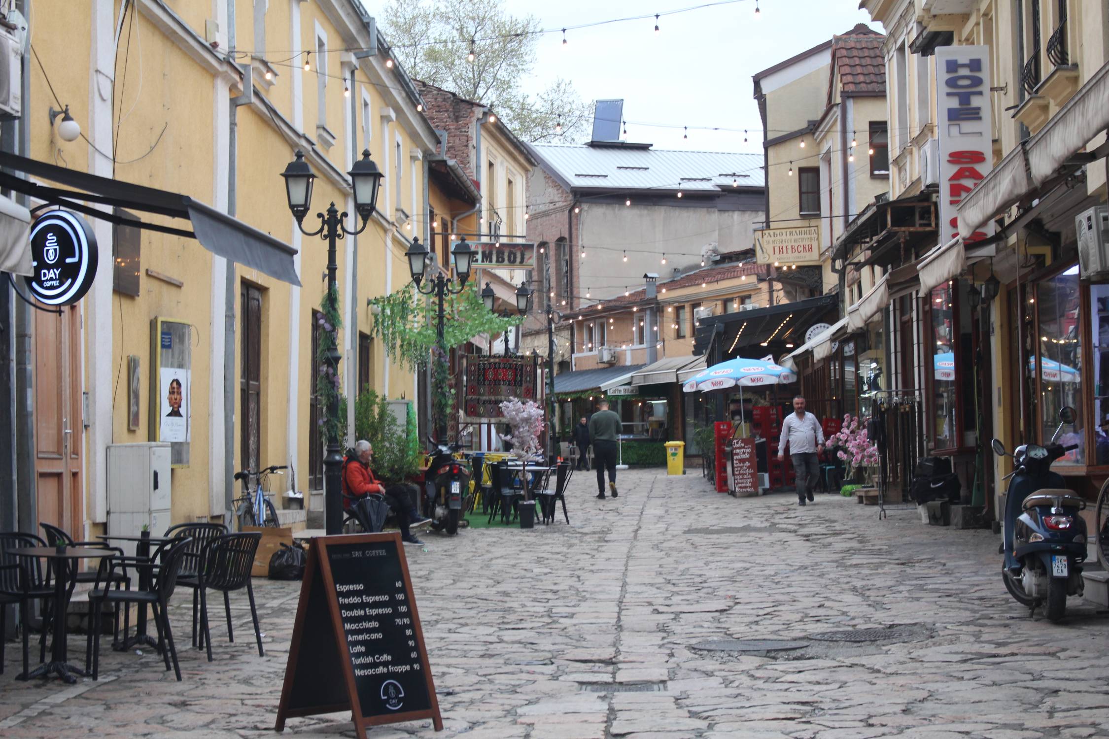Skopje, vieux bazar, rue commer&ccedil;ante