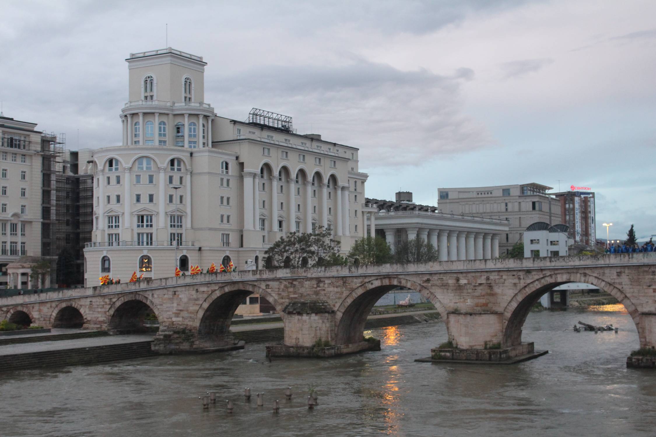 Skopje, Pont de l'Art, b&acirc;timent officiers