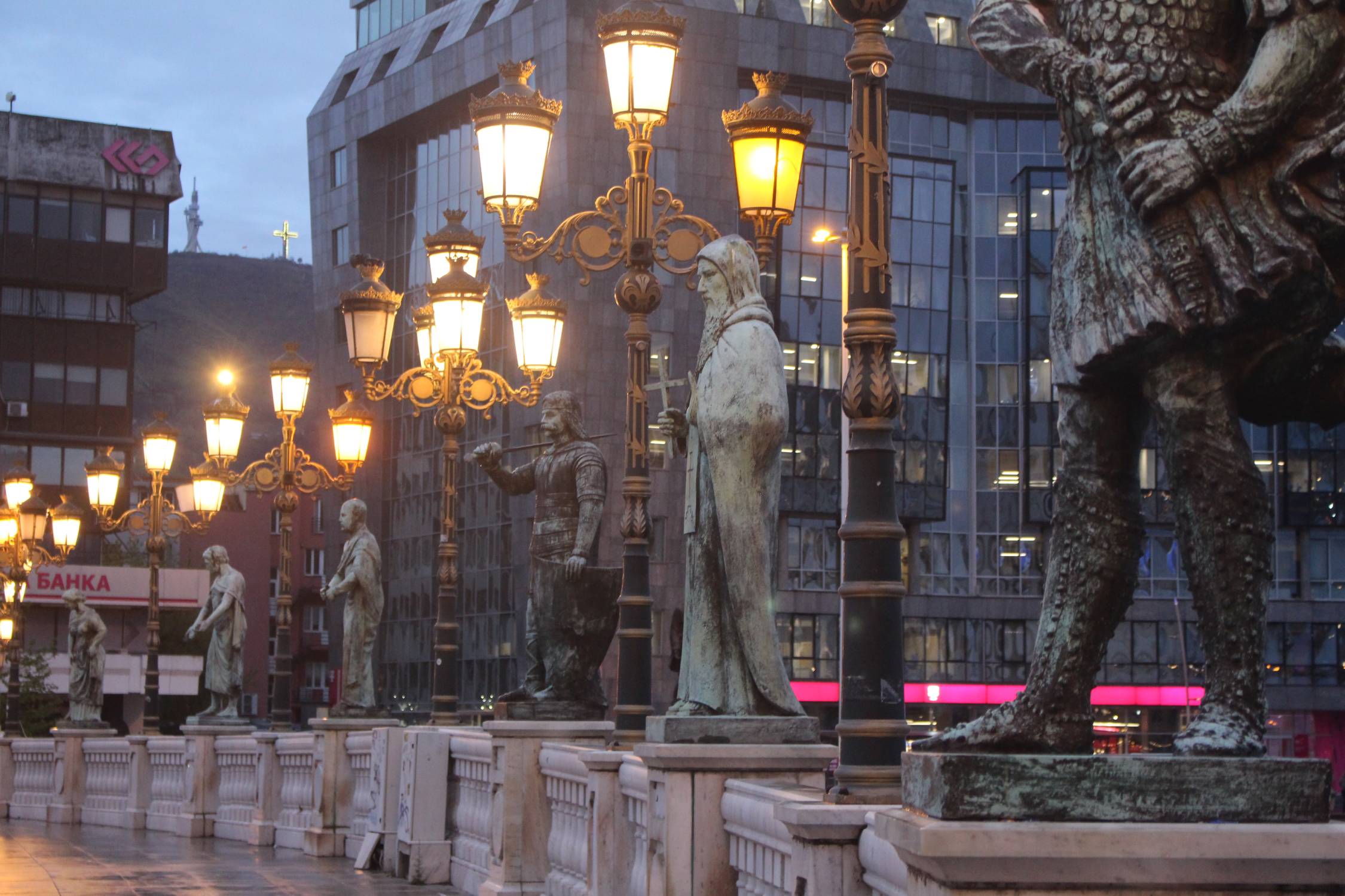 Skopje, Pont de l'Art, statues, nuit