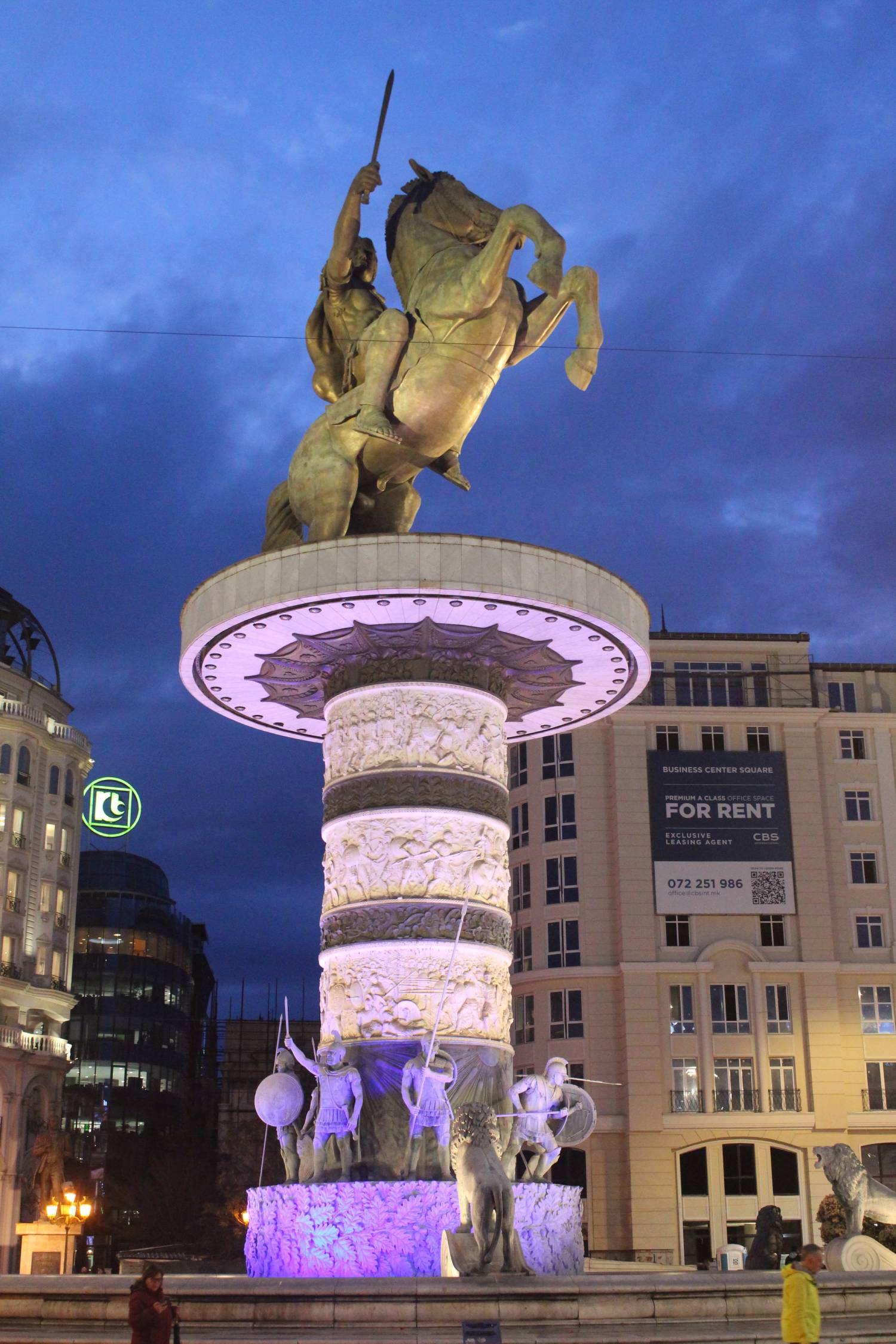 Skopje, statue du Guerrier &agrave; cheval, soir