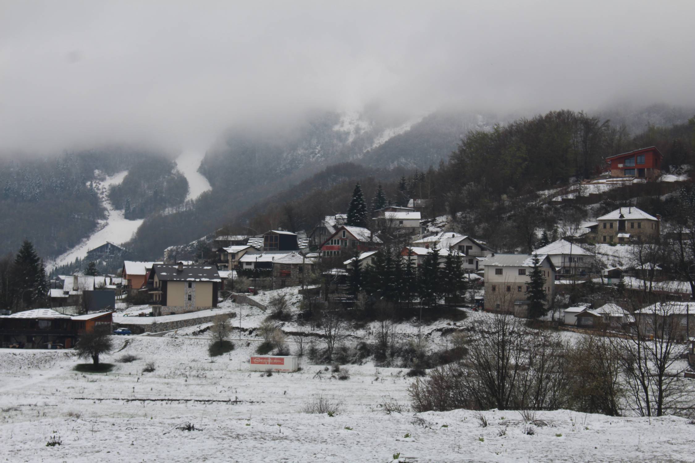 Mavroro, maisons, neige