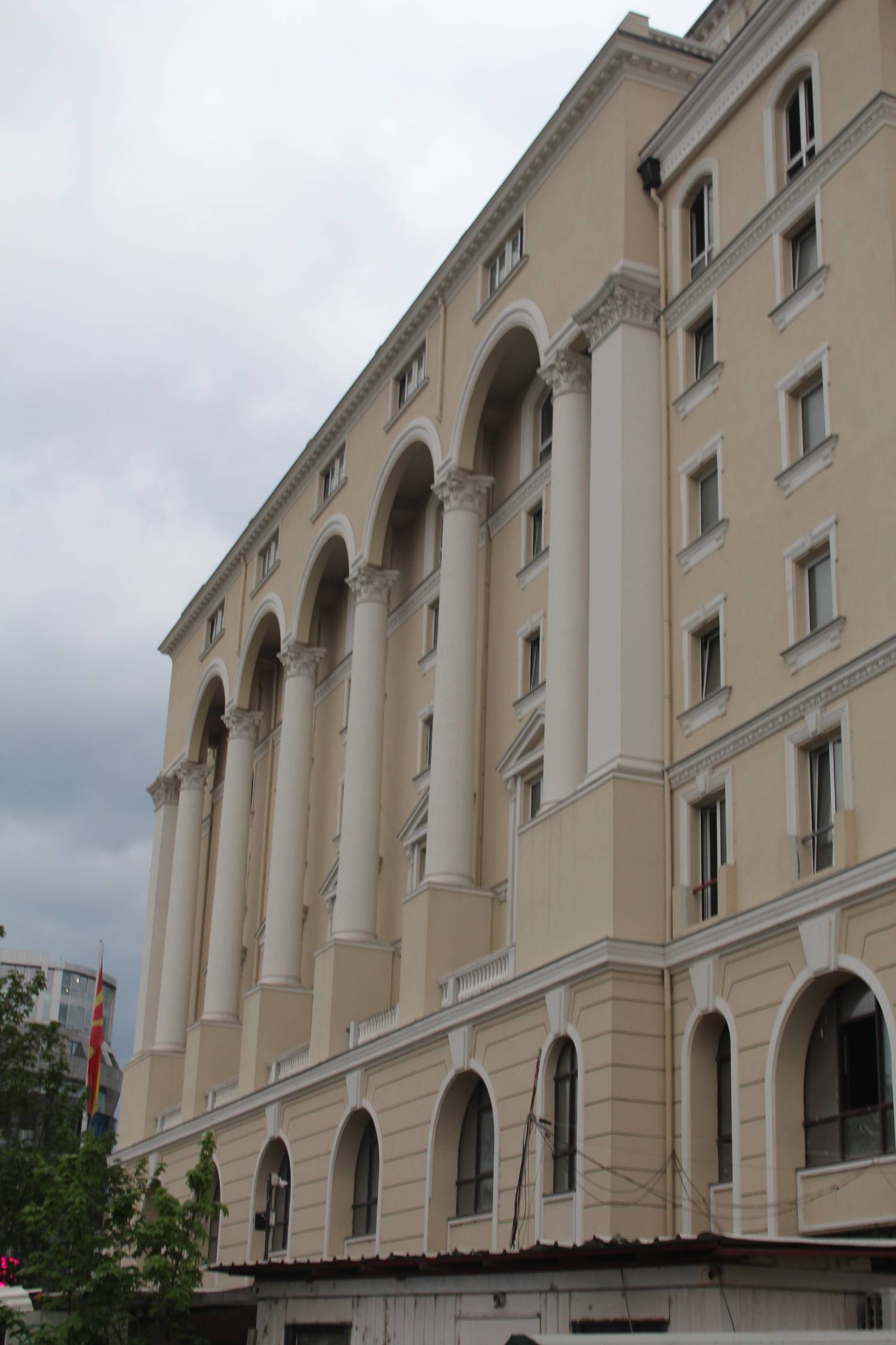Skopje, Pont de l'Art, b&acirc;timent officiers, colonnes