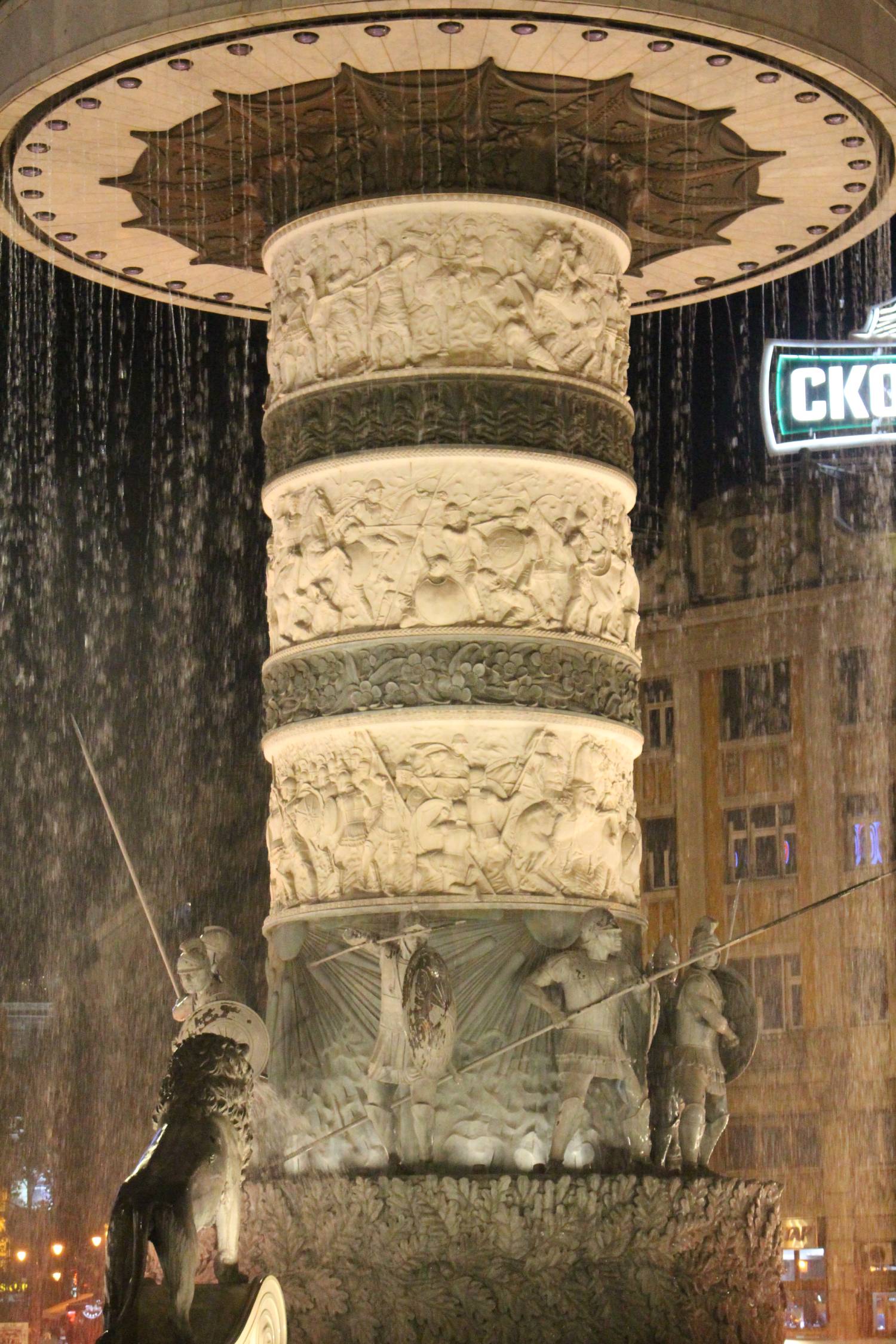 Skopje, statue du Guerrier &agrave; cheval, nuit