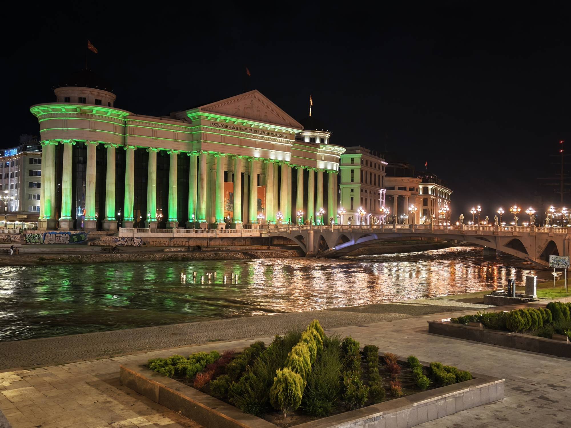 Skopje, mus&eacute;e arch&eacute;ologique, nuit