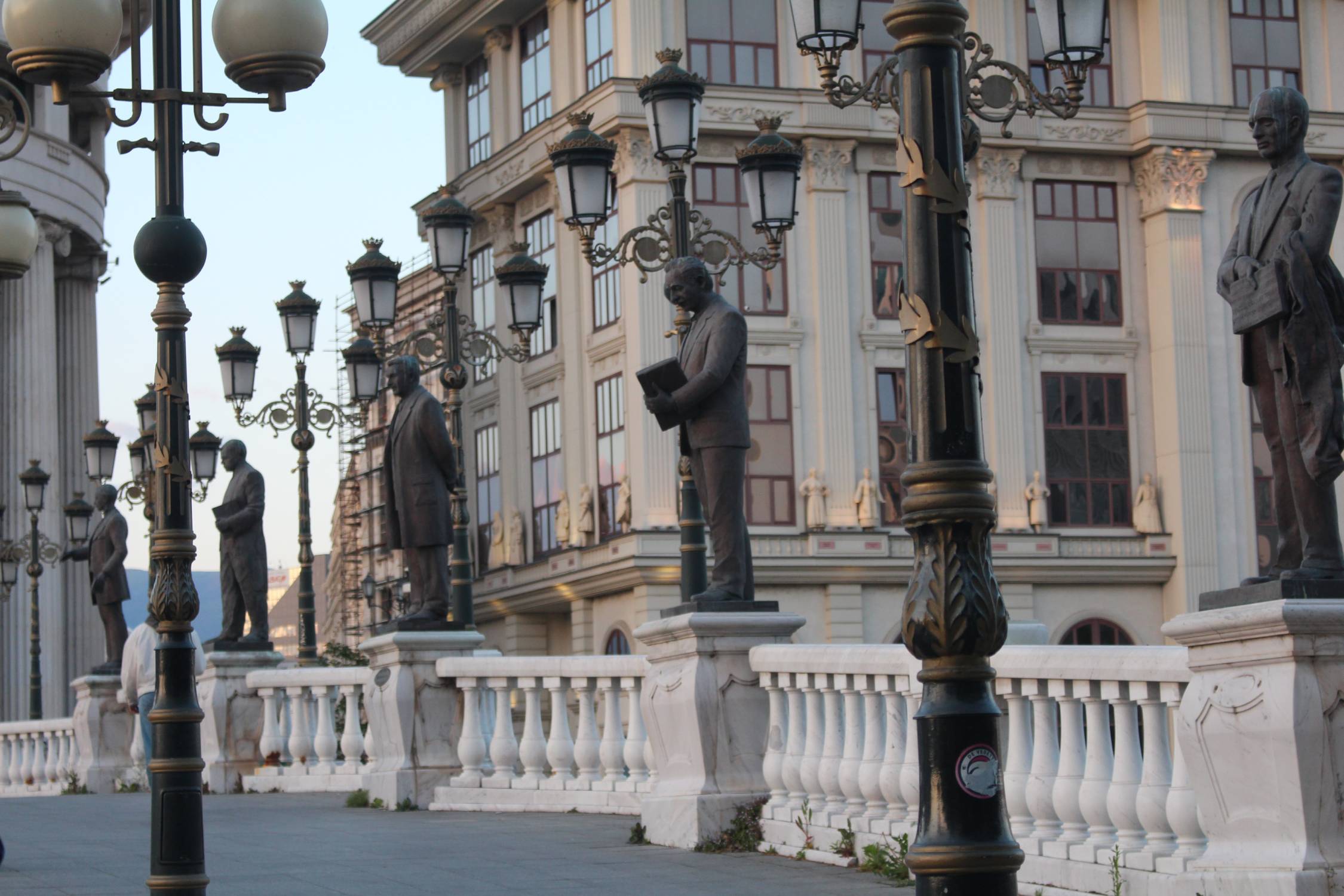 Skopje, Pont de l'Art, statues