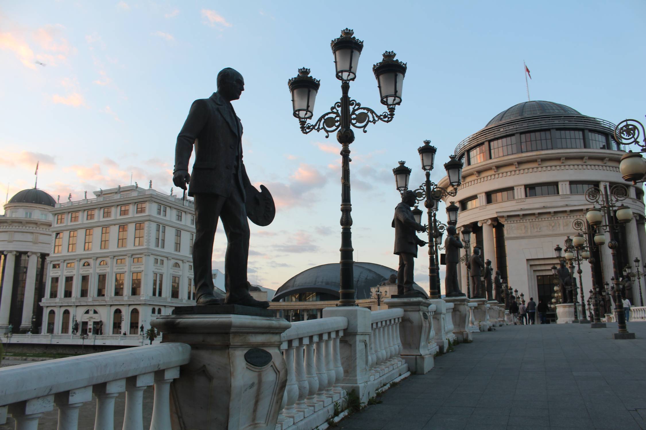 Skopje, Pont de l'Art, statues, soir