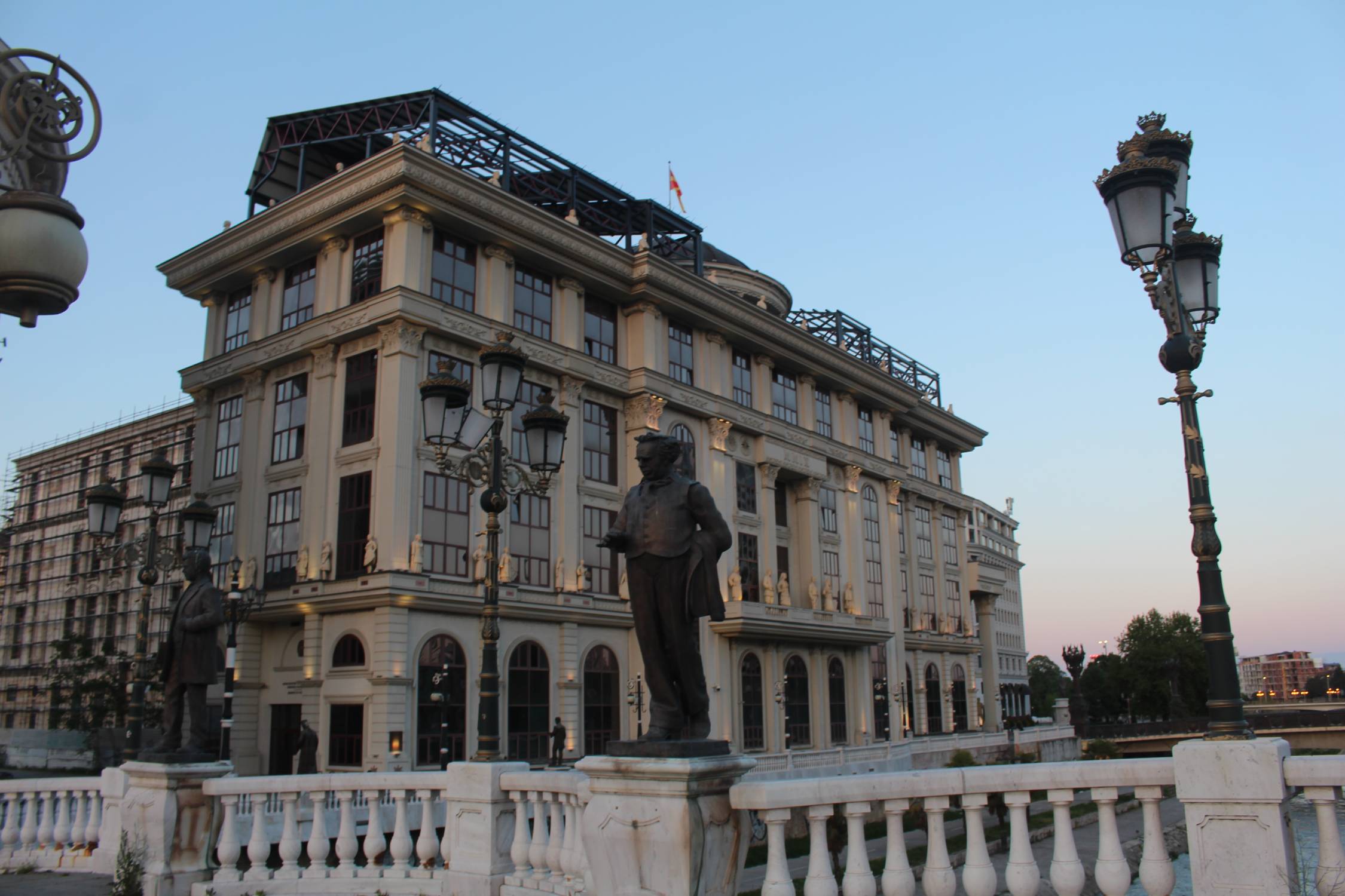 Skopje, minist&egrave;re des Affaires &eacute;trang&egrave;res, statue