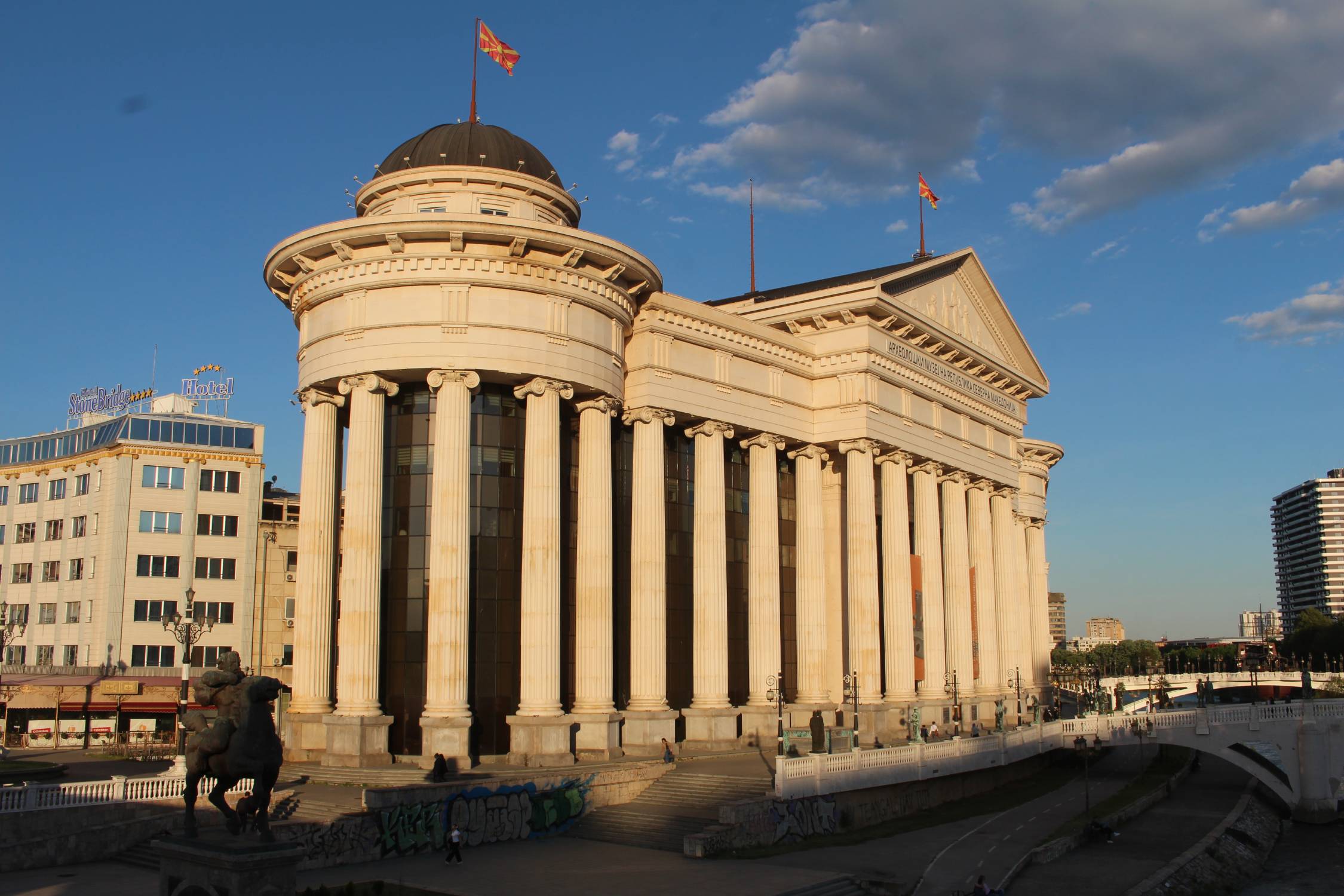 Skopje, mus&eacute;e arch&eacute;ologique, soir