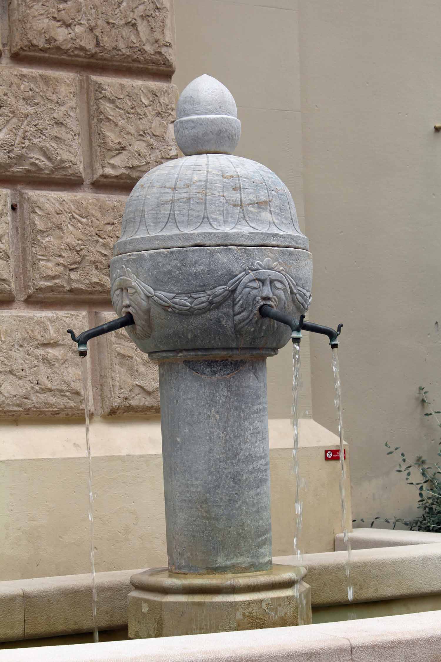 Principauté de Monaco, fontaine place de la Mairie