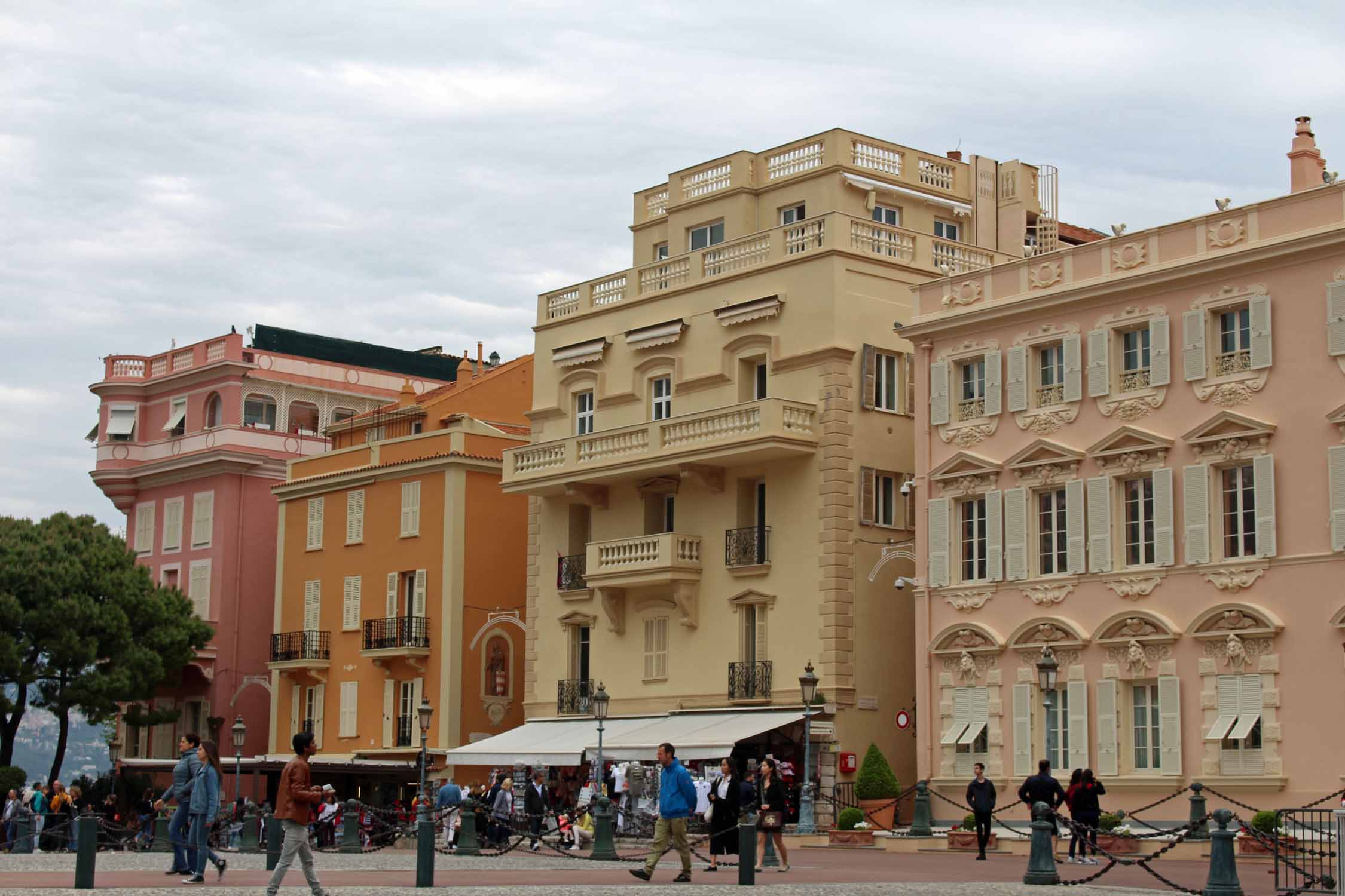 Principauté de Monaco, place du Palais, bâtiments colorés
