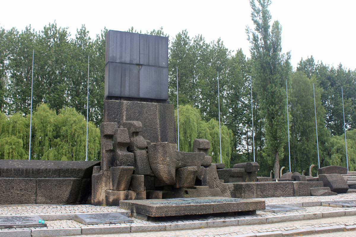 Camp de Birkenau, monument