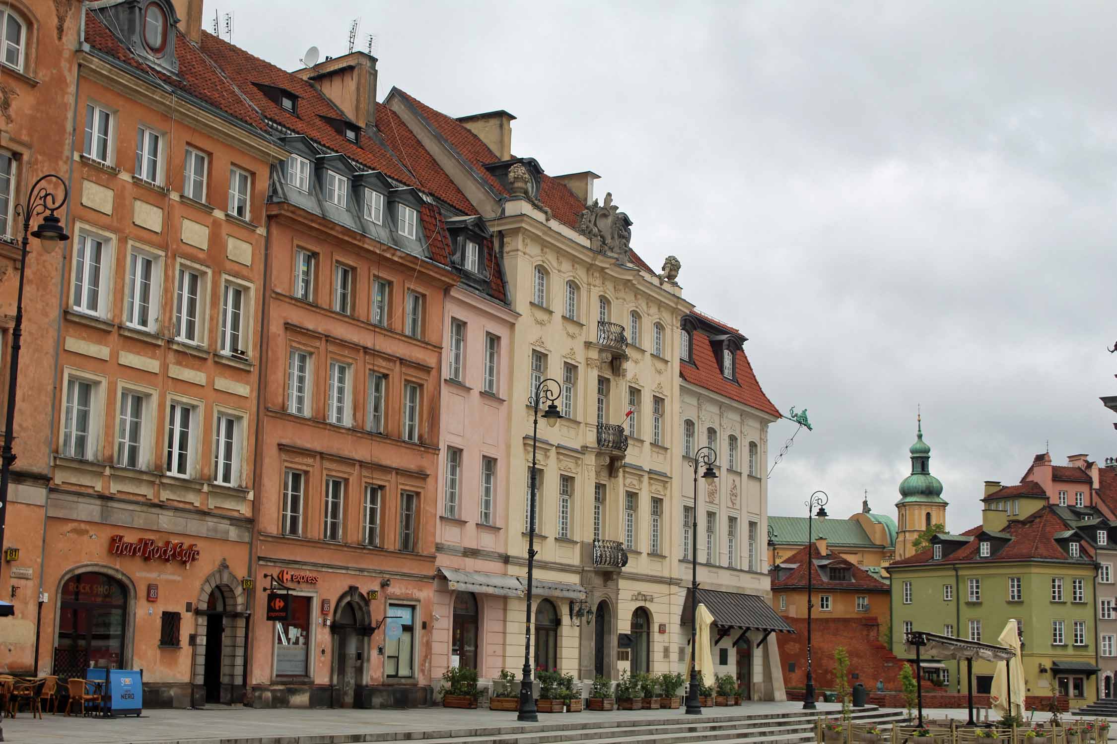 Varsovie, rue Krakowskie Przedmiescie, façades colorées