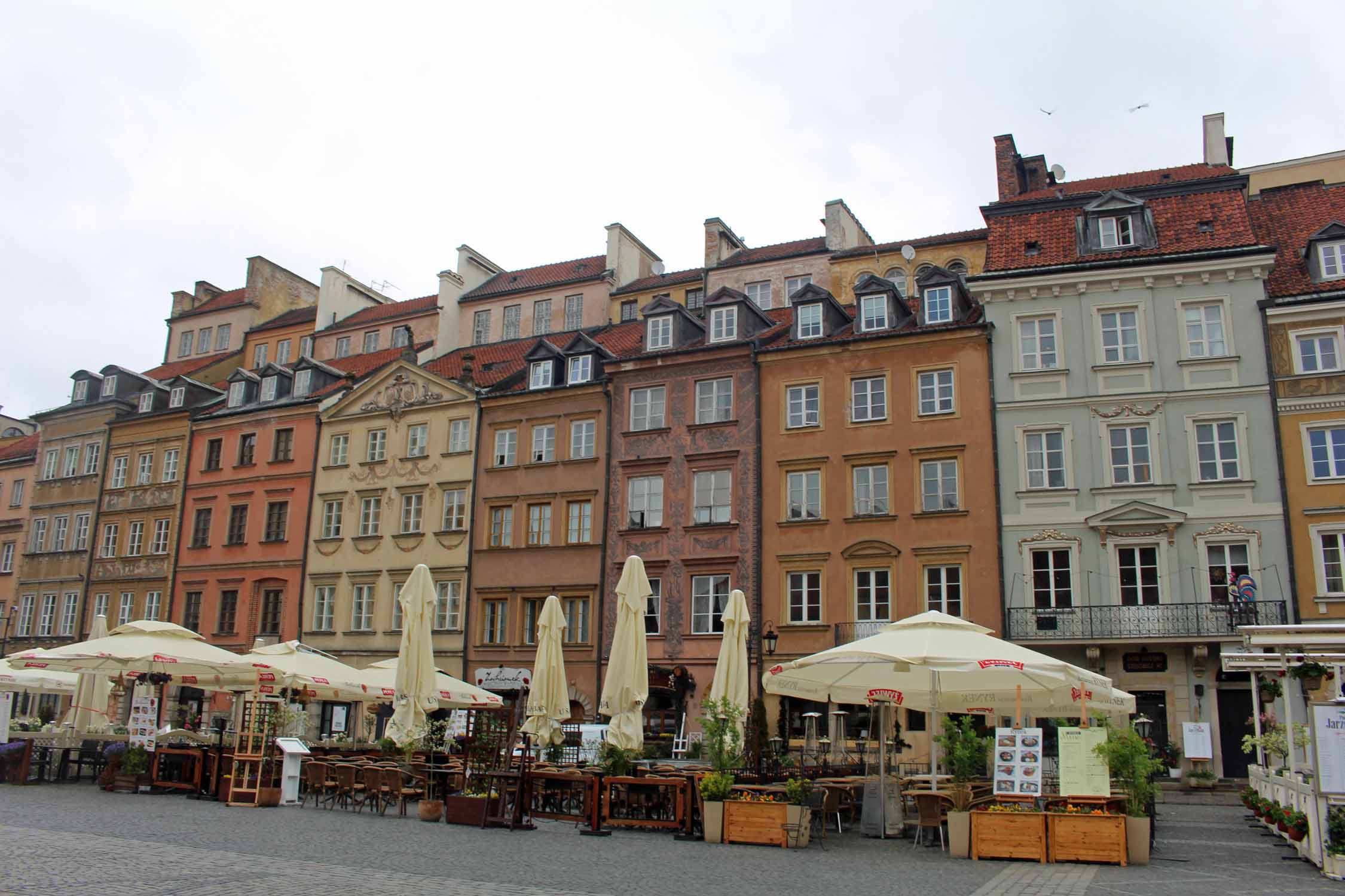 Varsovie, place Starego Miasta, façades colorées