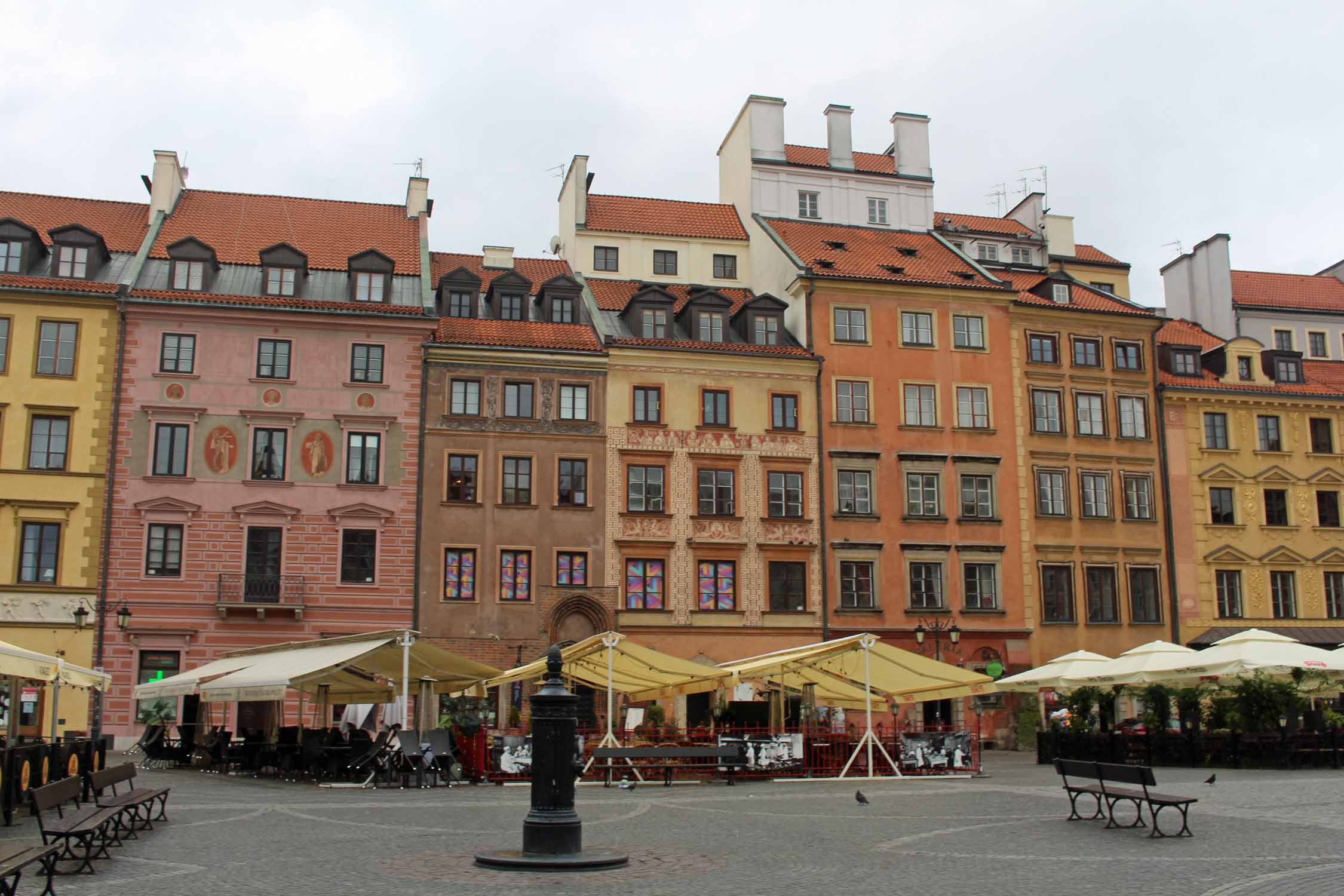 Varsovie, place du Marché, façades colorées