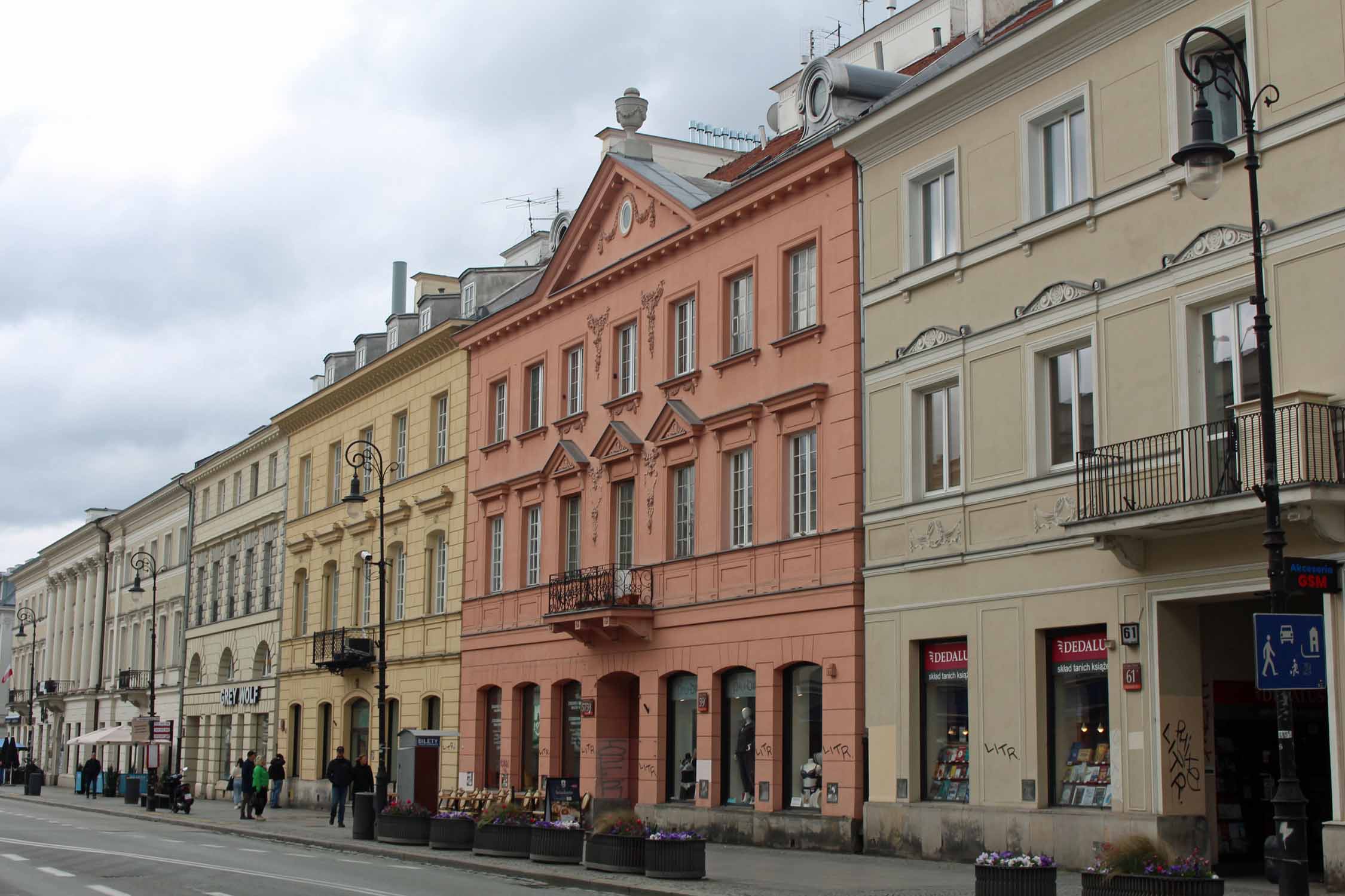 Varsovie, rue Krakowskie Przedmiescie, façades colorées
