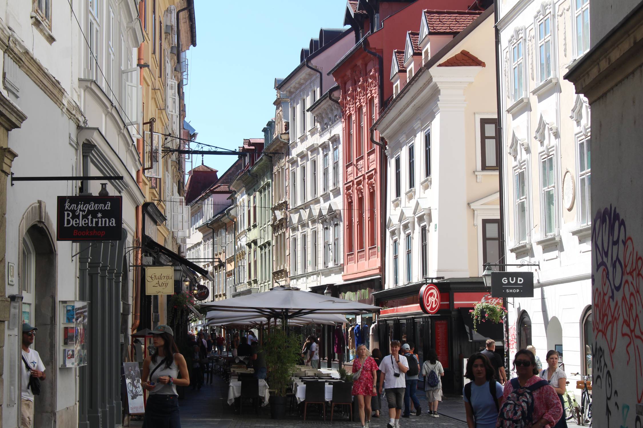 Ljubljana, place Mestni, commerces