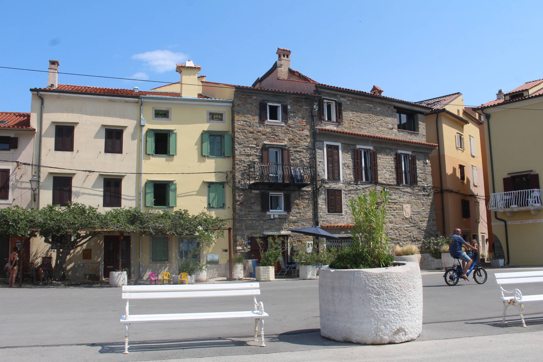 Piran, Preserrnovo Nabrezje, façades