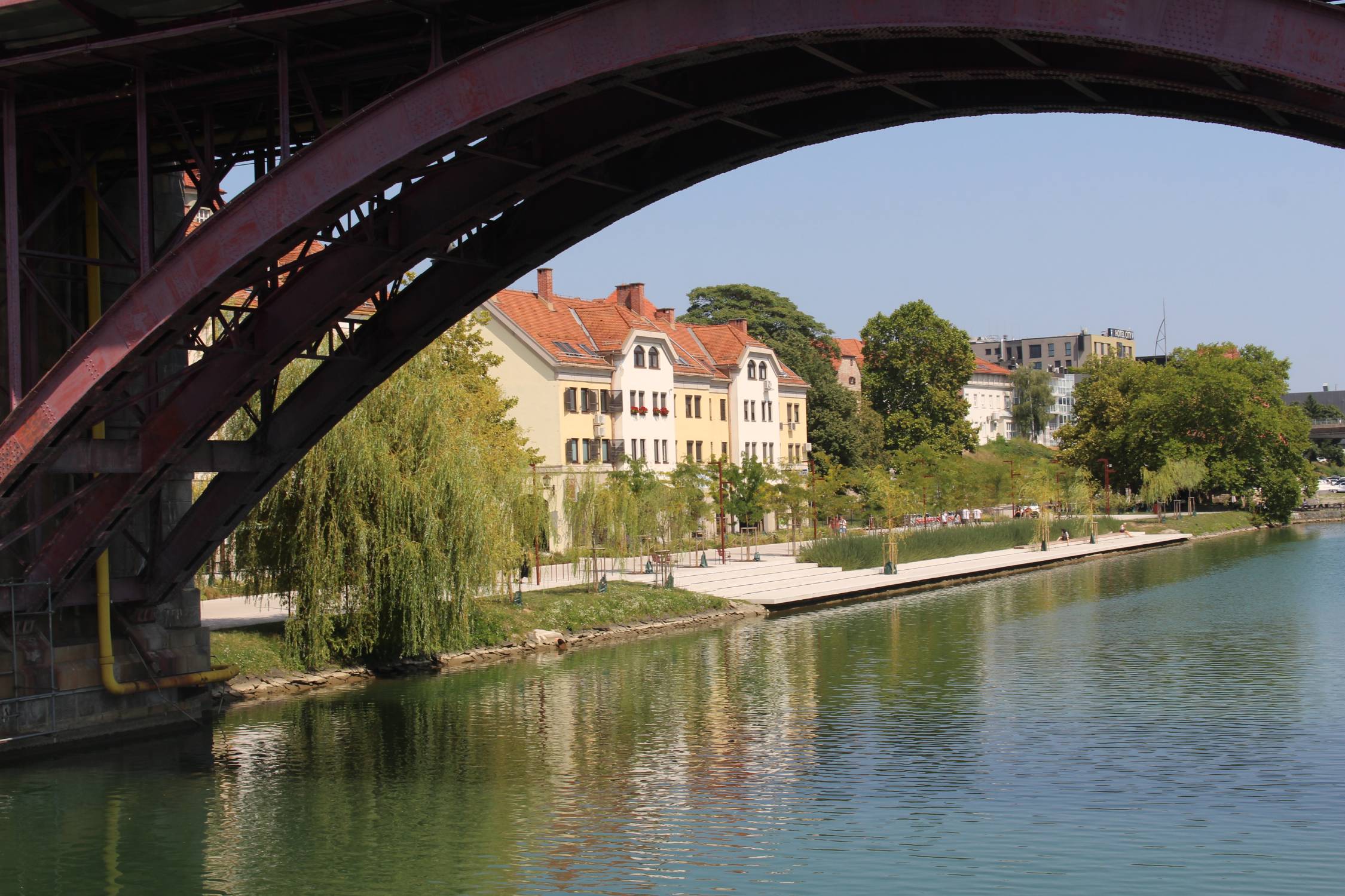 Maribor, vieux pont, quai