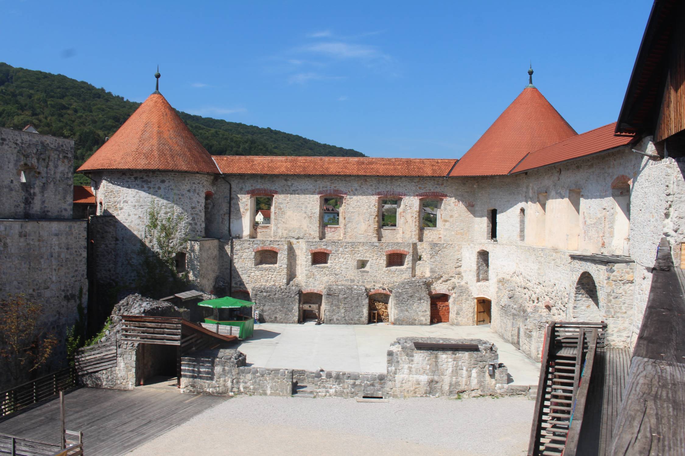 Château de Žužemberk, cour