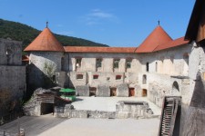 Ch&acirc;teau de &Zcaron;u&zcaron;emberk, cour