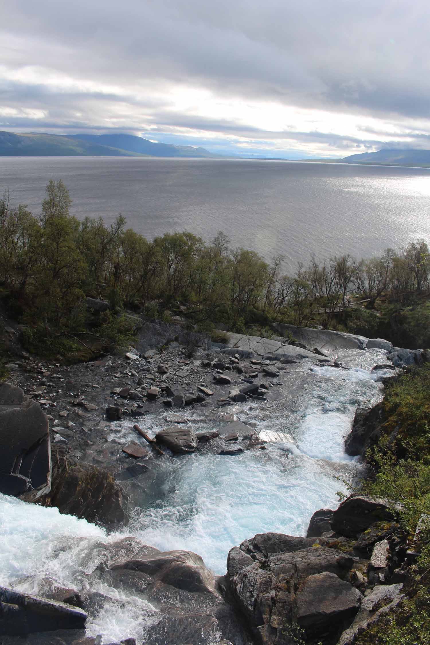 Laponie, Suède, lac Torniojarvi, cascade