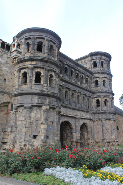 La porte romaine Porta Nigra à Trêves